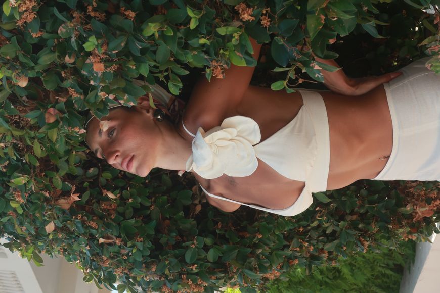 Топ с цветком женский на лето на завязках лен CUBA молочный  1121 фото