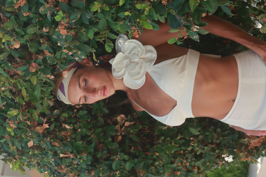 Топ з квіткою жіночий на літо на зав'язках льон CUBA молочний 1121 фото