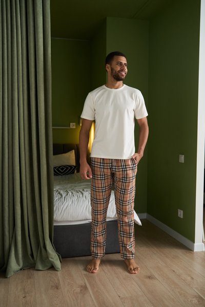 Пижама мужская футболка + штаны в клетку бежевые 0869 фото