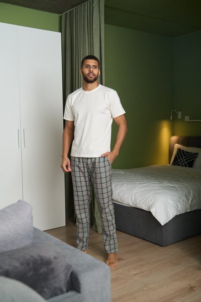 Пижама мужская футболка молочная + штаны в клетку серые 0801-2 фото