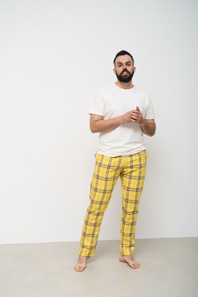 Пижама мужская футболка молочная + штаны в клетку желтые 0825-1 фото